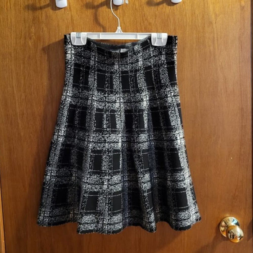 Suzy Shier Pleated Grey and Black Plaid Skirt M